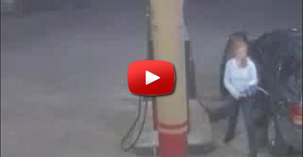 Mulheres a encher o deposito de gasolina